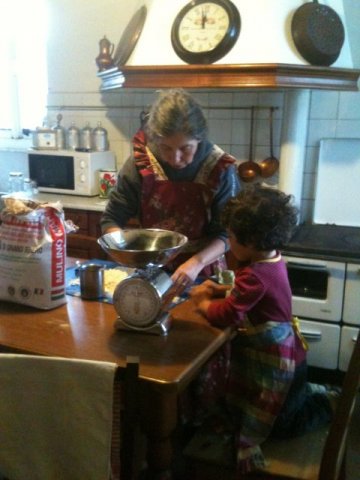 Brunella con Hector in cucina